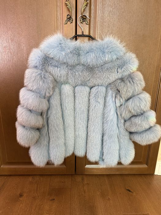 Haina blana superba de vulpe argintie,luxoasa si eleganta,culoare bleu ciel,bust 86 cm,masura S-M