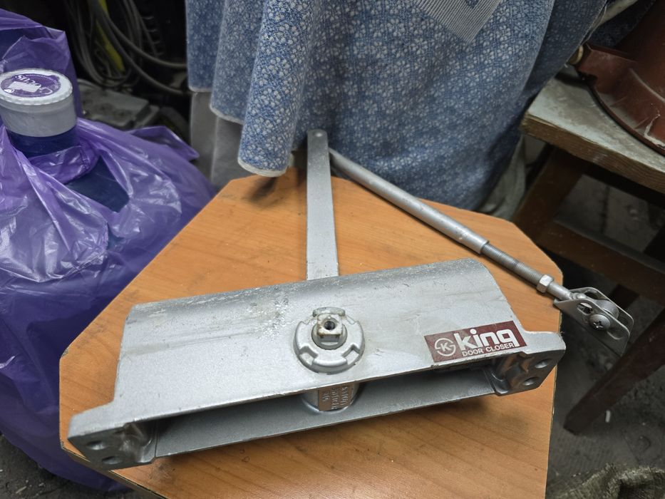 Продаю доводчик на двери.