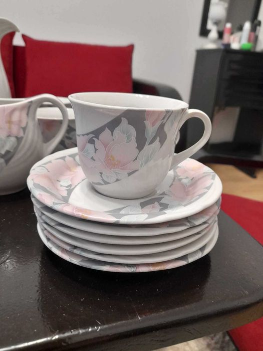 Голям ретро порцеланов сервиз за хранене, чай и кафе