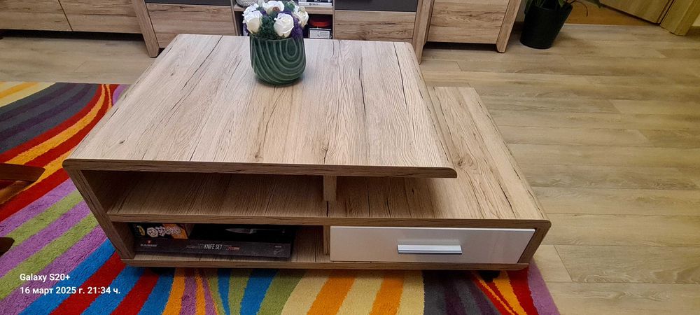 Холна масичка с колелца и чекмеджета