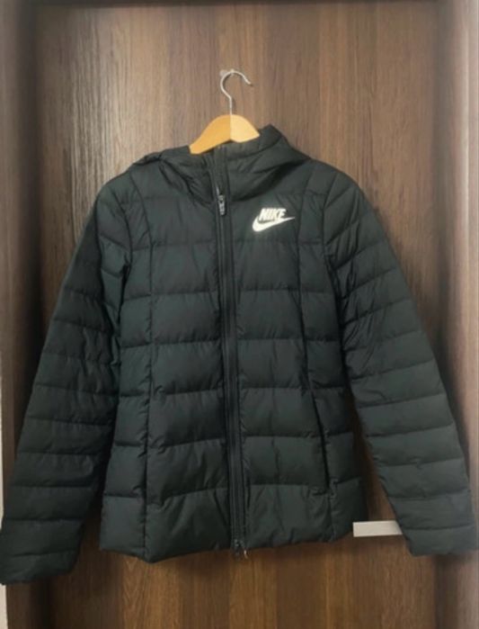 Geaca Nike femei.