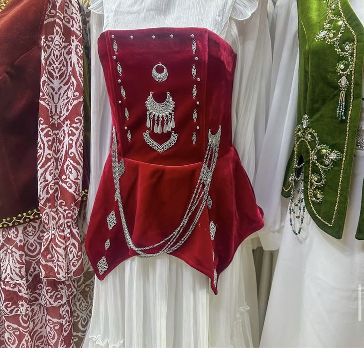 Национальные платья с корсетом