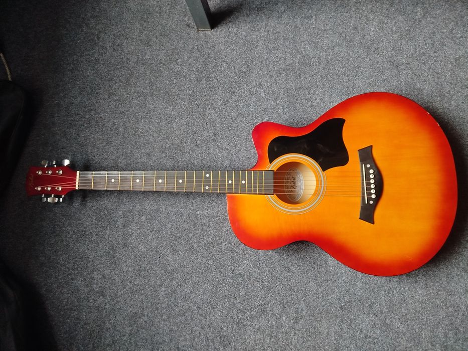 Gitara 40 dyumlik, uzunligi 105 sm