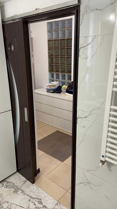 Vand usa glisanta pe dimensiunile 200 cm inaltime si 80 cm latime