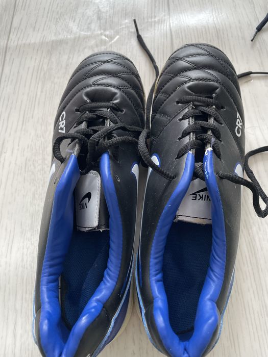 Продам футзалки и бутсы