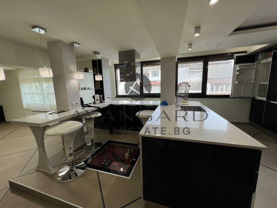 Продава се Тристаен апартамент в Пловдив, Кършияка - 140 кв.м за 1800 €/кв.м - Снимка #2