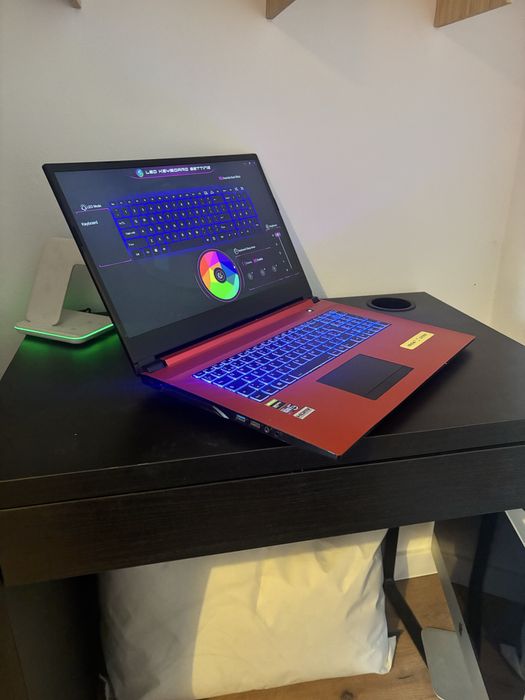 Clevo Gaming 17,3”• Procesor i7-9750H• 16gb ram• Gtx 1650• SSD 512