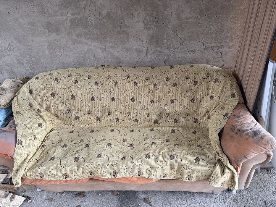 В связи с переездом отдаем диван и кресло бесплатно