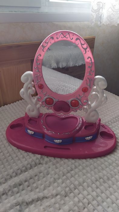 Детска тоалетка с принадлежности за игра за момиче