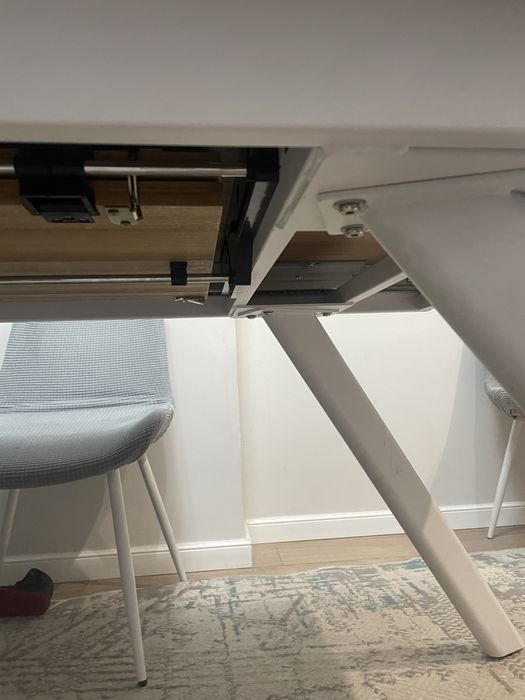 Адемі новый стол