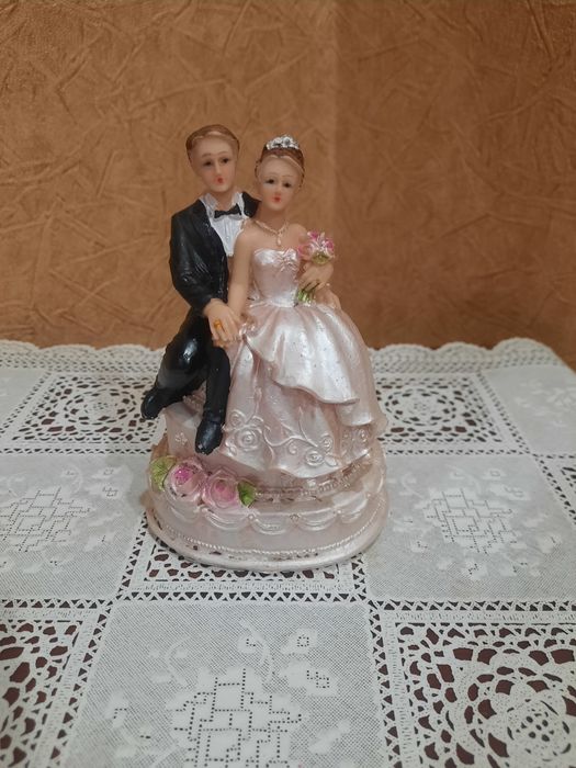 Очень симпатичная статуэтка из полистоуна "Жених и невеста " . В идеал