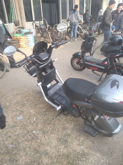 Скутер сотилади холати  зор 300долор ками бор