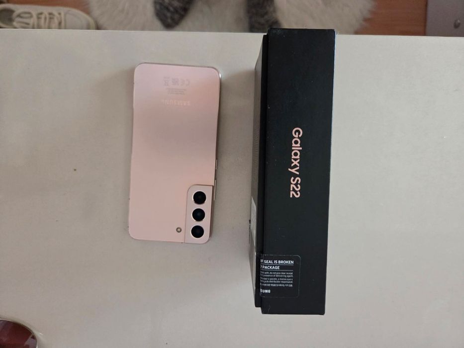 Продавам  запазен телефон