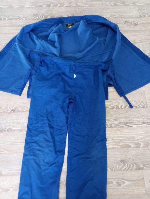 Продам кимоно в хорошем состоянии без пояса