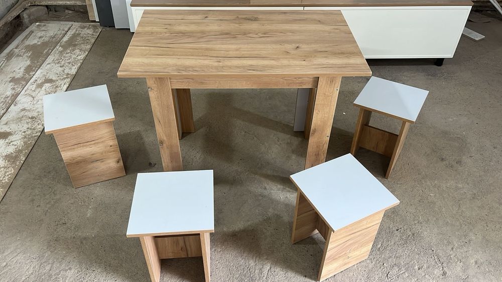 Продам новые стол и 4 табуретки