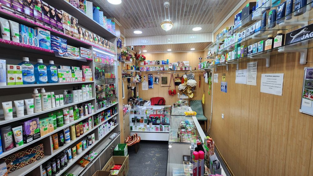 Продаются б/у шкафы, витрины-прилавки, полки для магазина.