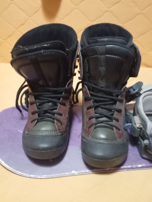 Сноубордная доска и ботинки.