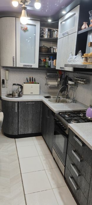 Продам мебель в кухне