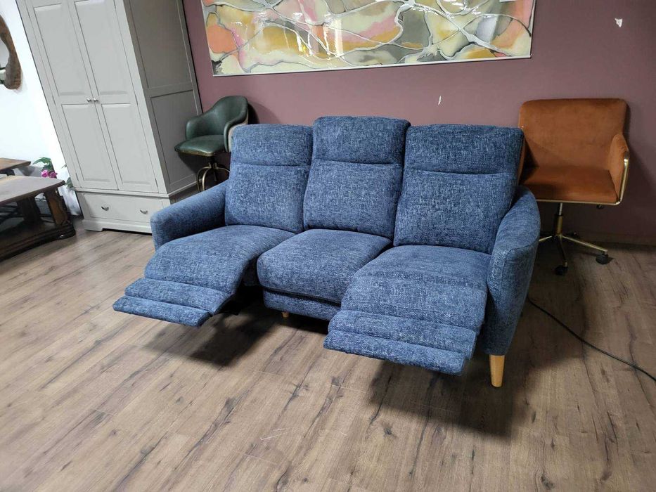 Сив диван от плат тройка с електрически релаксиращ механизъм