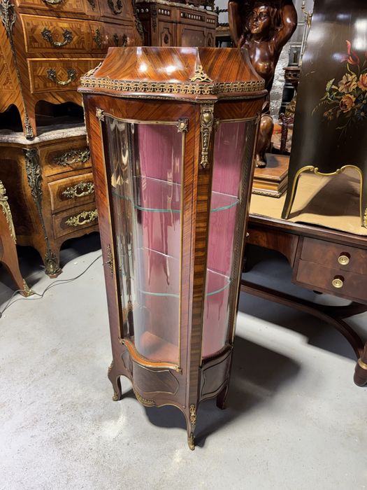 Vitrina din lemn masiv cu intarsii si elemente bronz