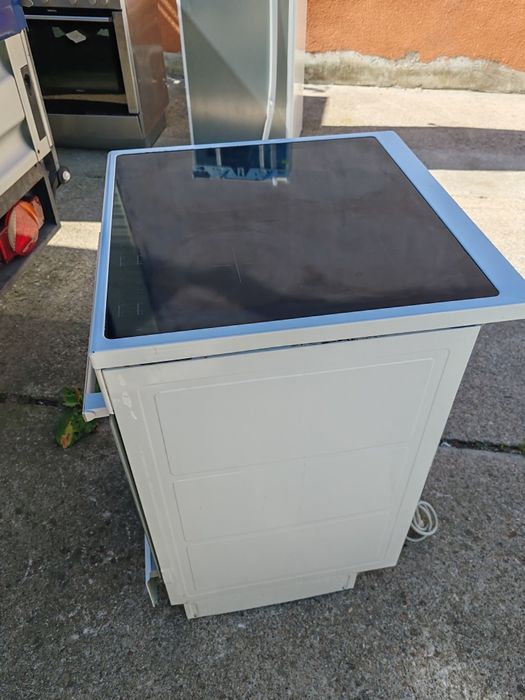 Свободно стояща печка с индукционни котлони Електролукс Elektrolux със само почистване Pirolise 2 години Гаранция!
