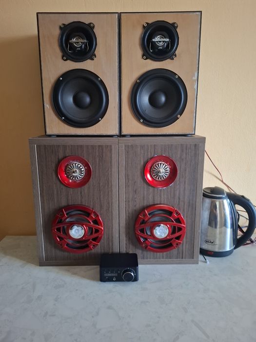 Vând tot ce se vede în poze!
Prețul de 300 de lei include două perechi de boxe și un amplificator.
