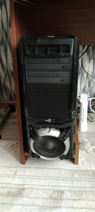 Продам компьютерный стол вместе с компьютером