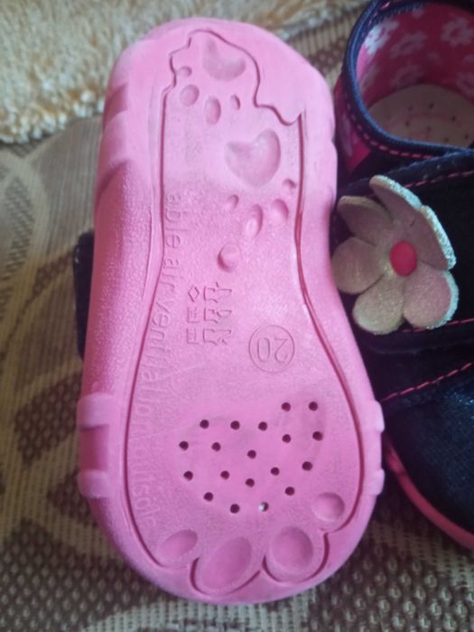 Затворени пантофи за ясла