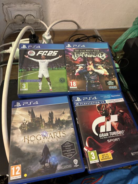 Playstation 4 със два джойстика и 9 бр. Игри