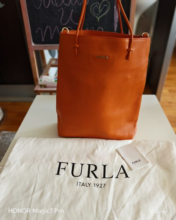 Чанти Furla модели  Essential и Sofia, големи размери