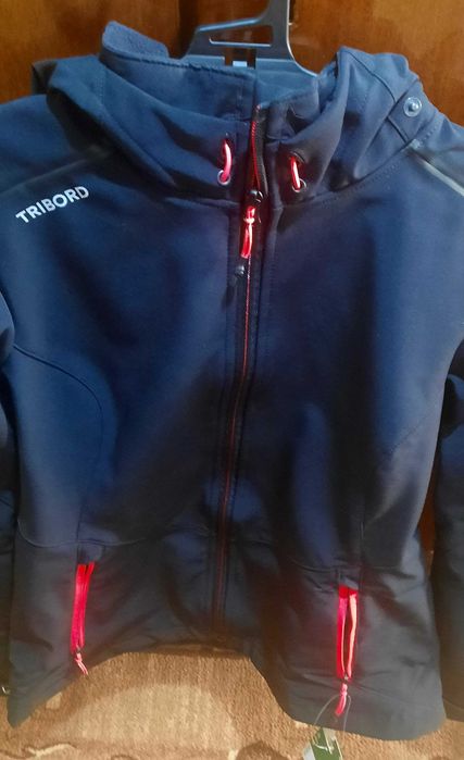 Дамско ветроупорно яке за планински трекинг
70 лв