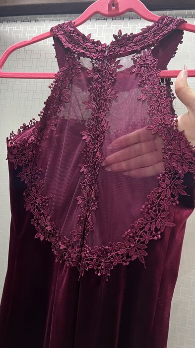 Rochie de catifea burgundi si dantela