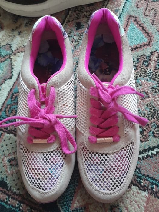 Кроссовки женские