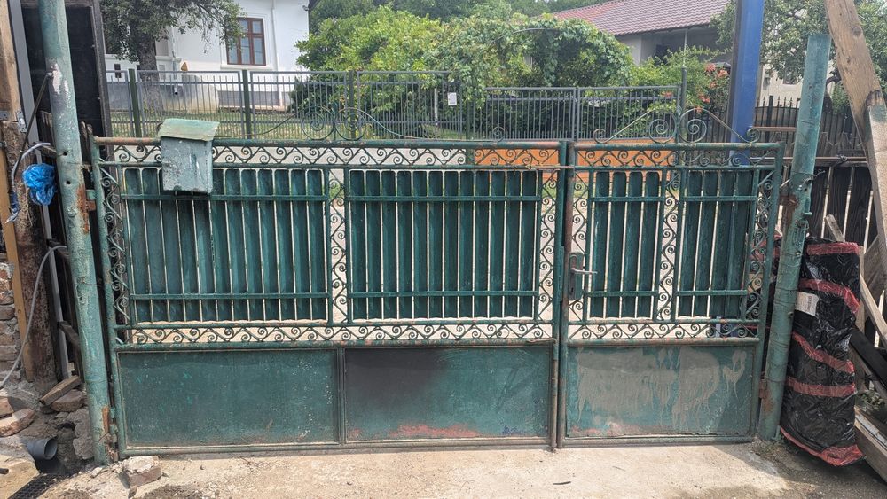 Vând poartă care necesita atenție 
104 lățime usa

165 inaltime