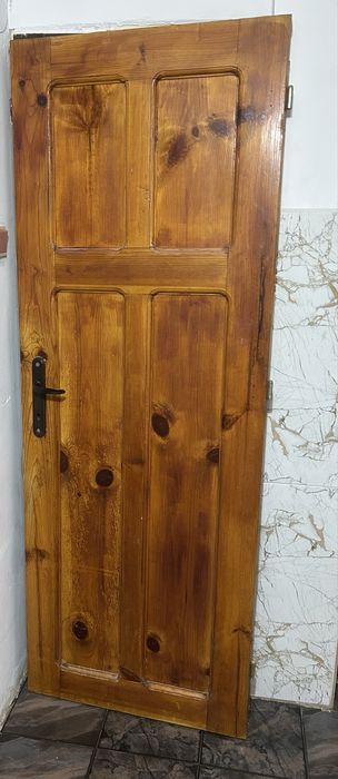 Здрава дървена врата с шарки