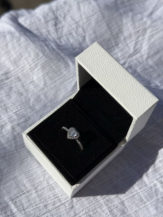 Inel pandora inima alba in relief