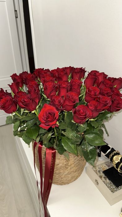 Красные Розы в корзине