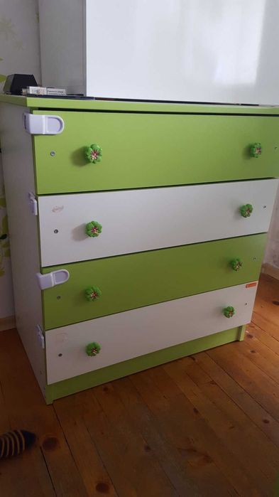 Скрин с четири чекмеджета