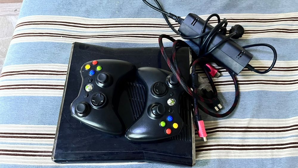Продам Xbox 360 с 2 джостик