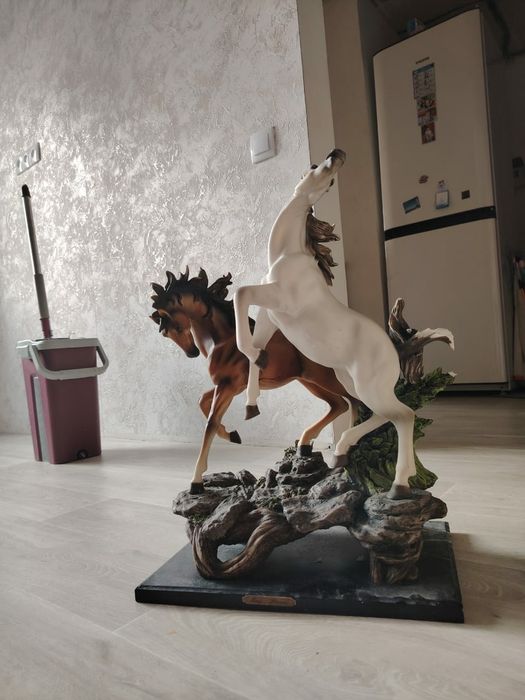 Статуэтка ручной работы. Цена 25000.