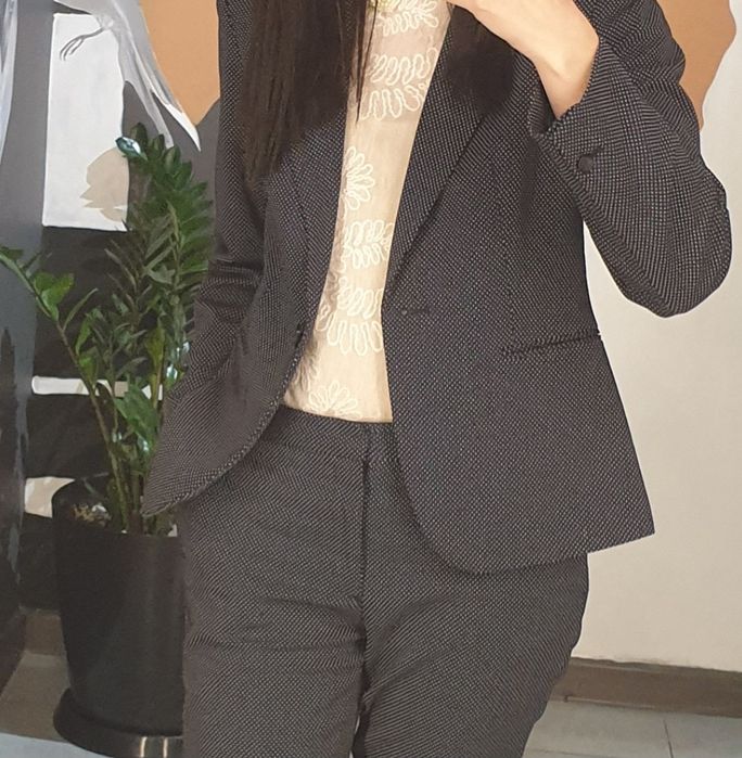 Костюм в мелкий горошек