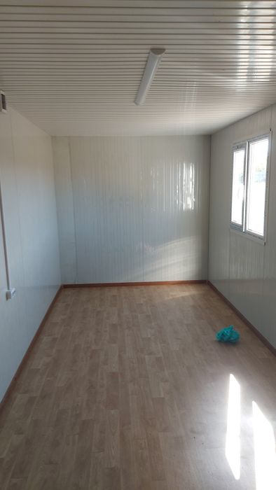 Vand container cu usa metalica