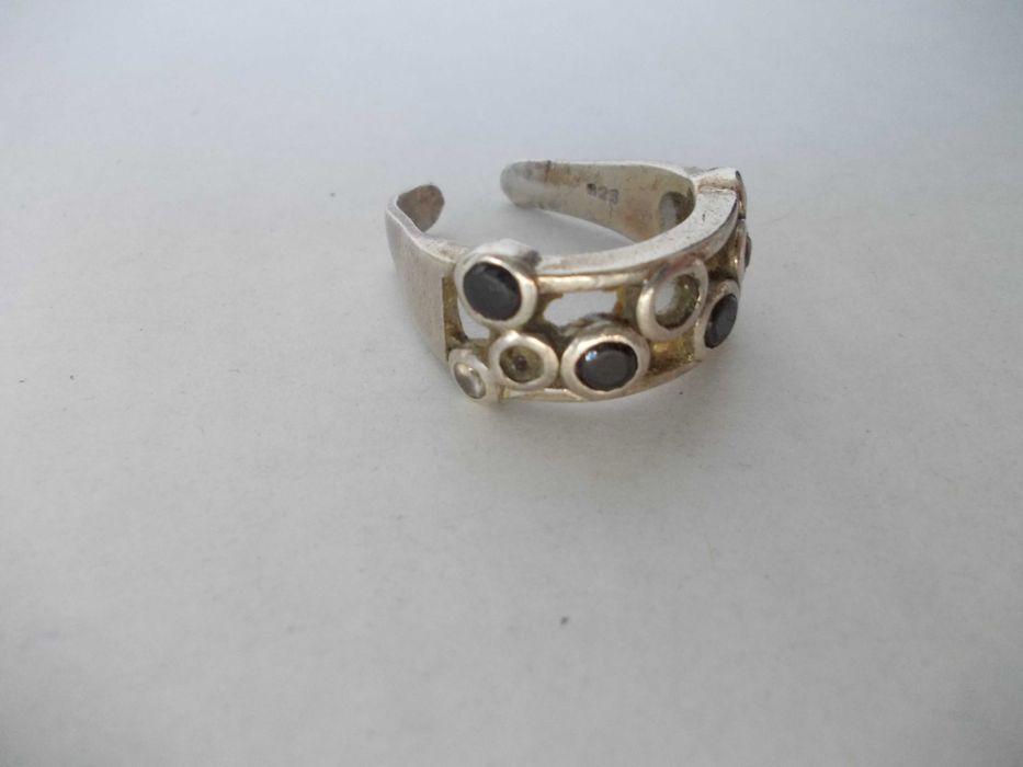 Inel vechi din argint cu pietre defect