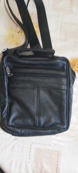 Продавам мъжки чанти от естествена кожа с пет отделения с цип