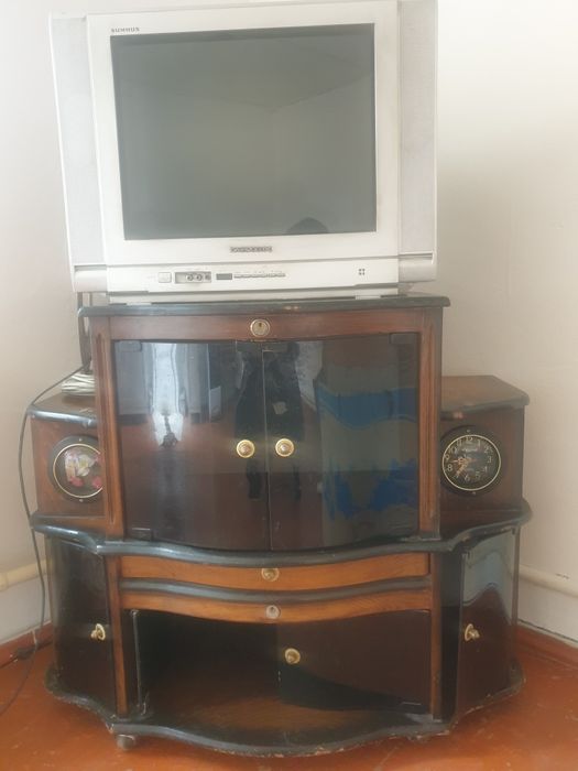 Продам телевизор с тумбочкой