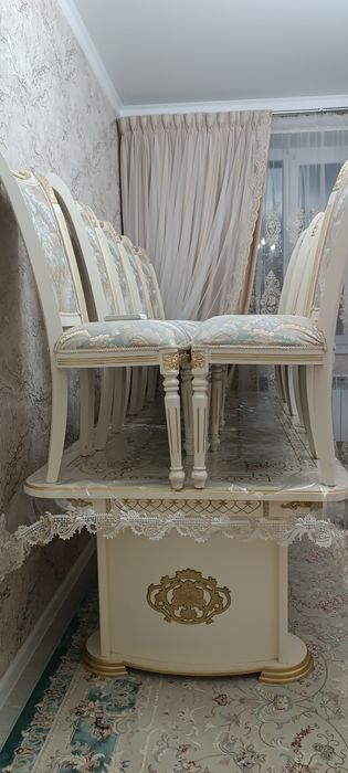 Стол и стулья для зала