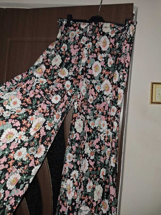 Pantaloni cu flori creponati nr 46,48