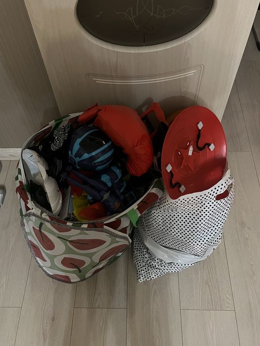 Два пакета игрушек