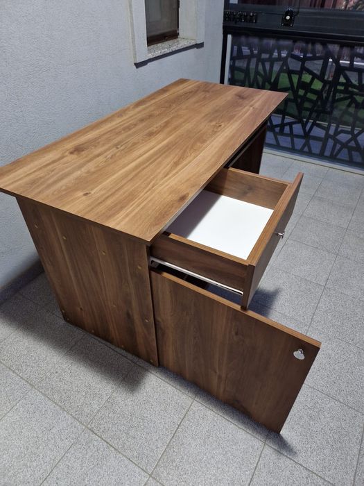 Vând birou din pal nou