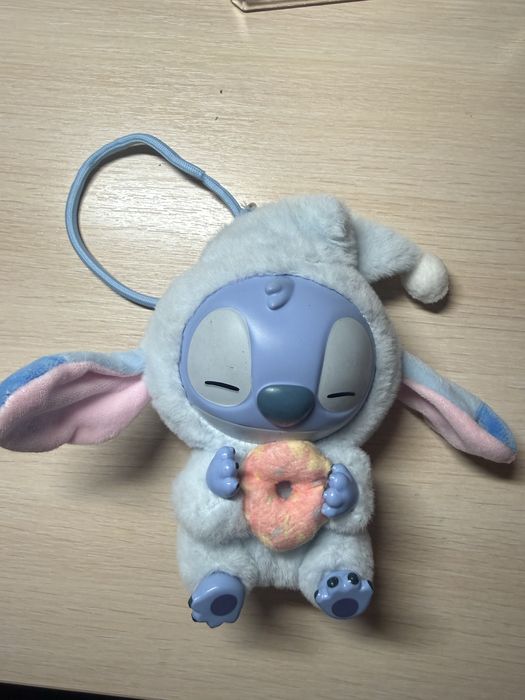 Трендовые брелоки стич и cry baby